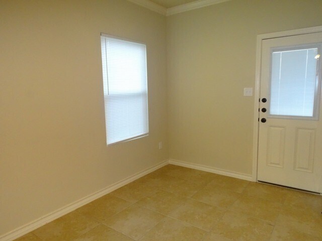 Building Photo - 7010 Lakeview Dr.
