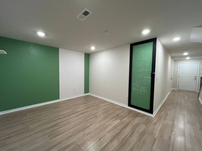 Building Photo - Beautifully maintained 3-bedroom, 2.5-bath...