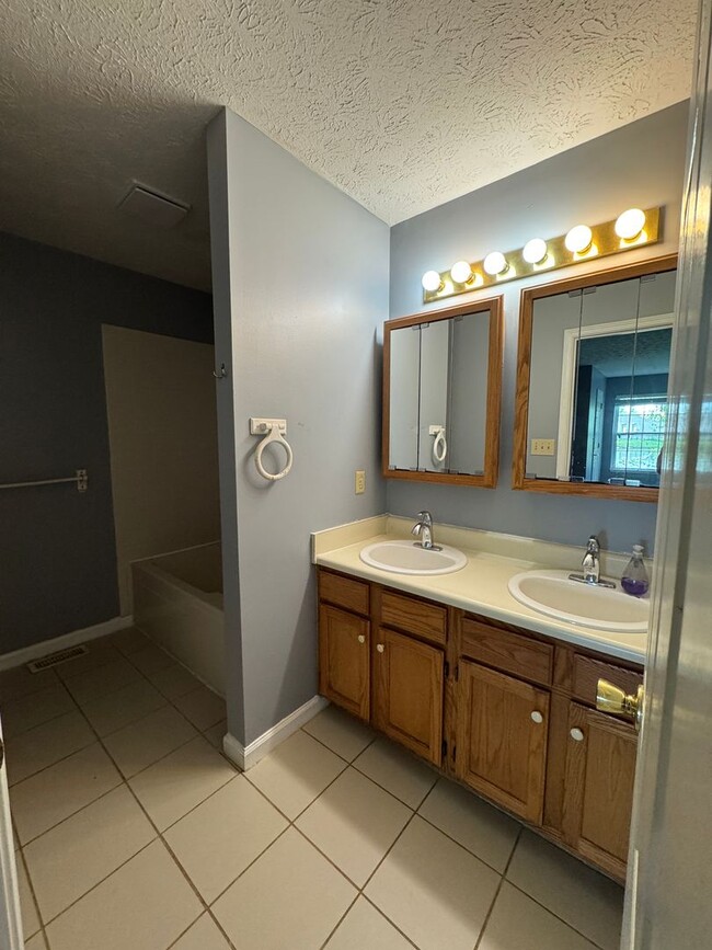 Building Photo - 1049 Mustang Ct