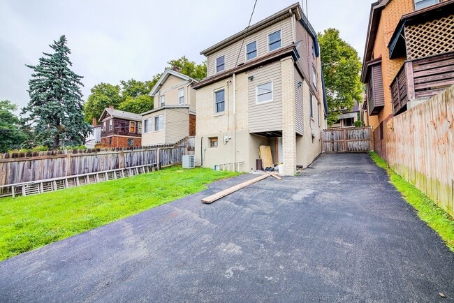 Building Photo - Stunning 3 bedroom home in Bon Air availab...