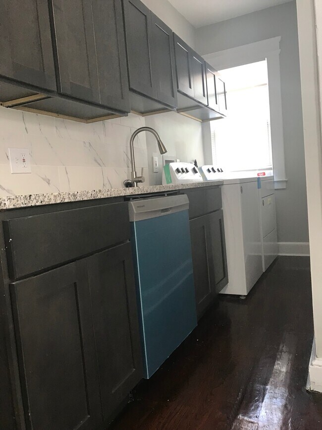 Building Photo - 211-211 Blake St