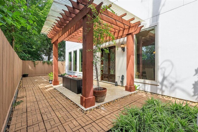 Building Photo - 5533 Navarro St
