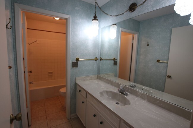 Building Photo - Oversized 4 bedroom 3 bath rental in Tyler...