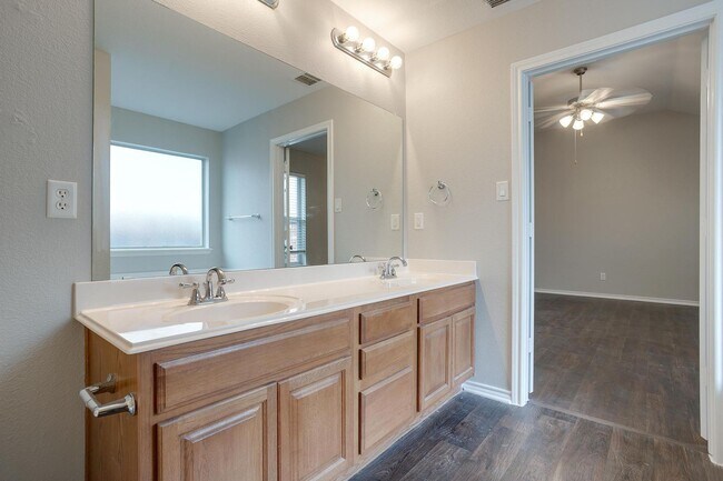 Building Photo - Great 3 Bedroom, 2 Bath, Brick Home in Gre...