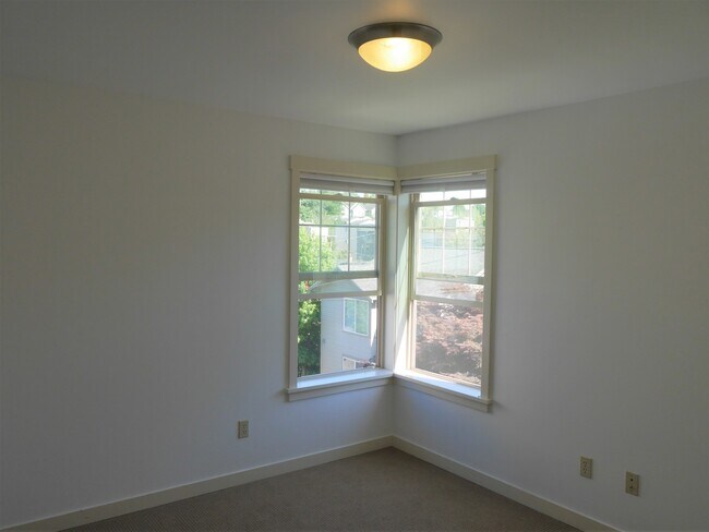 Building Photo - 4 Bedroom Townhouse Blocks from Seattle Un...