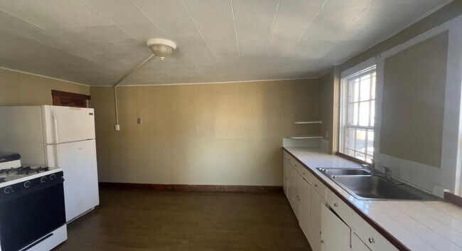 Building Photo - 123 Valley St