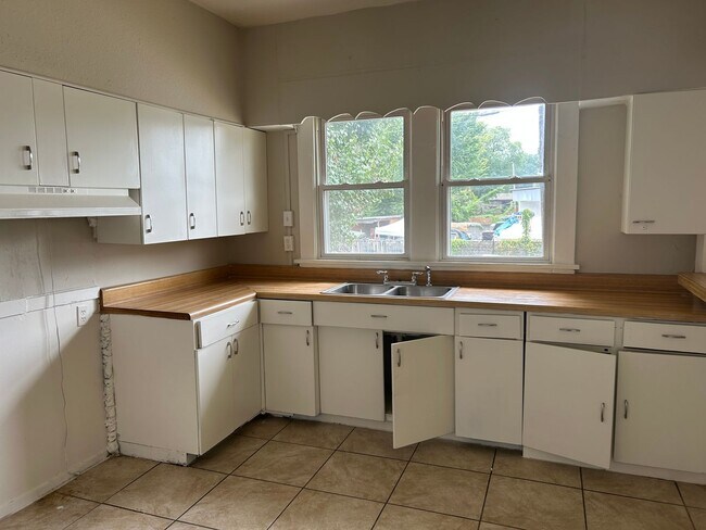 Building Photo - 4 BR 2 bath