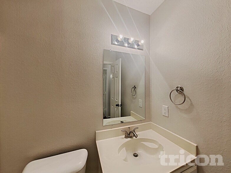 Building Photo - 1913 Lariat Dr