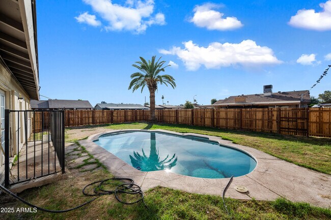 Building Photo - 2208 N 47th Ln