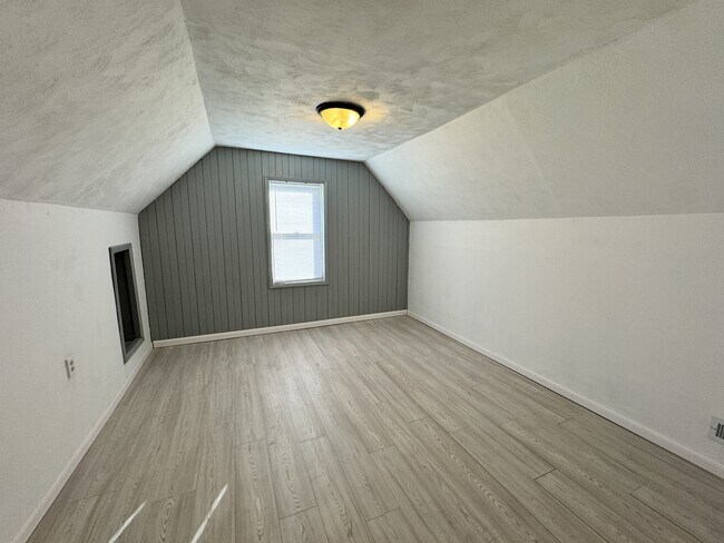 Building Photo - 821 S Market St