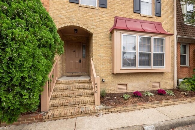 Building Photo - 670 Lord Dunmore Dr