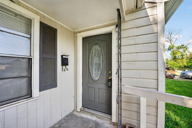 Building Photo - 4909 Holloway Dr