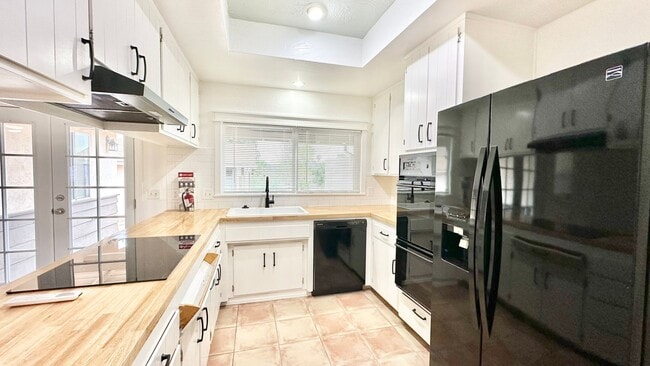 Building Photo - Lovely & Freshly Updated, Remodeled, Paint...