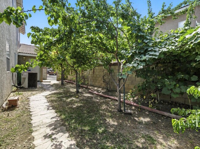 Building Photo - 44131 Sunmist Ct