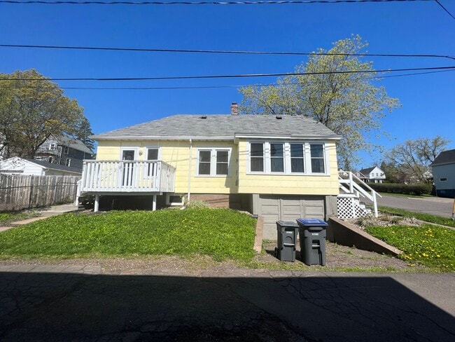 Building Photo - AVAILABLE July - Perfect 2 Bed 1 Bath In Hillside Neighborhood