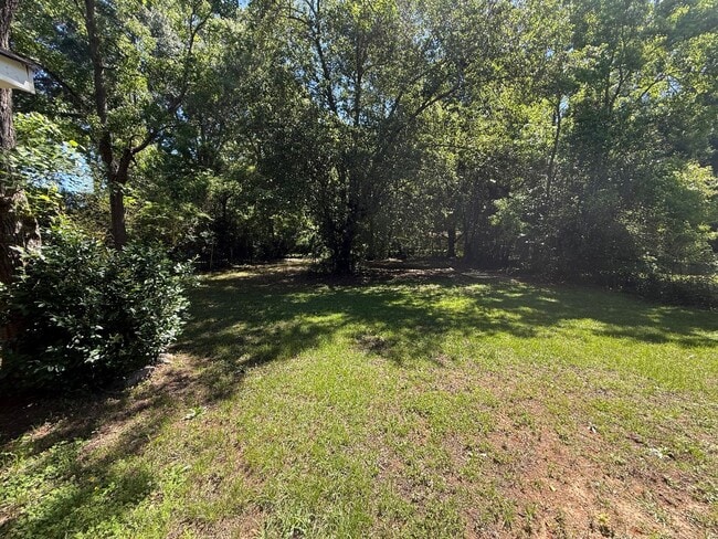 Building Photo - ** 3 bed 1.5 bath located across from Frazer Church ** Call 334-366-9198 to schedule a self tour