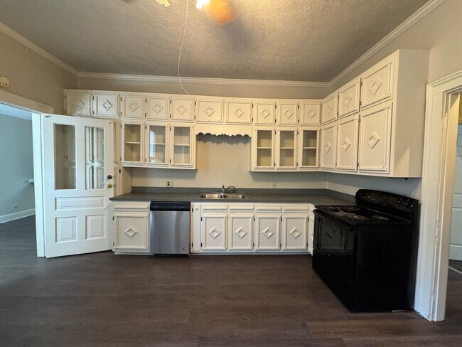 Building Photo - Large 4/2.5 House in S Rome $1,350