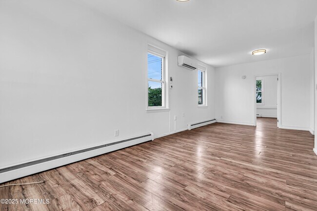 Building Photo - 3022 S Wood Ave