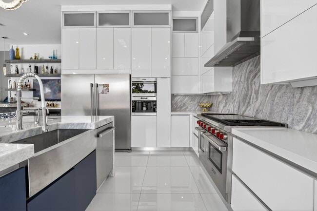 Building Photo - 334 Isle of Capri Dr