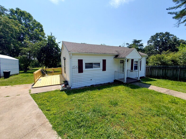 1 Bedroom 1 Bath newly remodel House very large yard - 4041 Northampton Dr