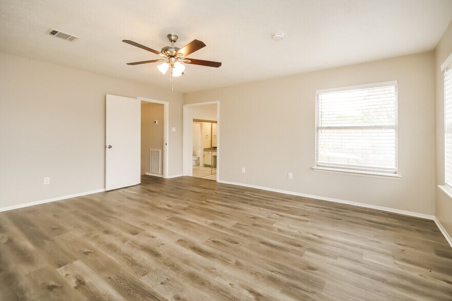 Building Photo - 15802 St Lawrence Cir