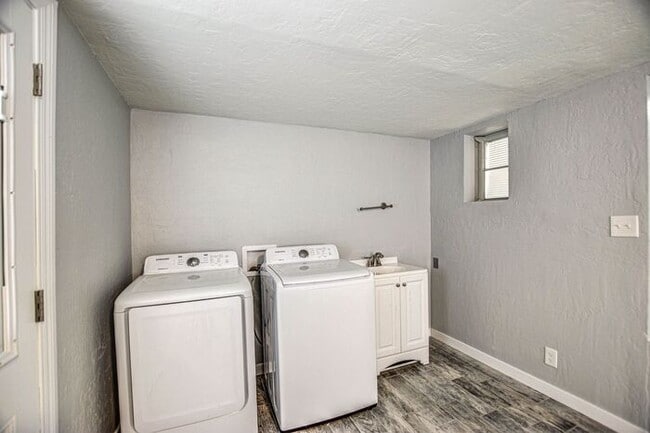 Building Photo - Vintage Ranch Home