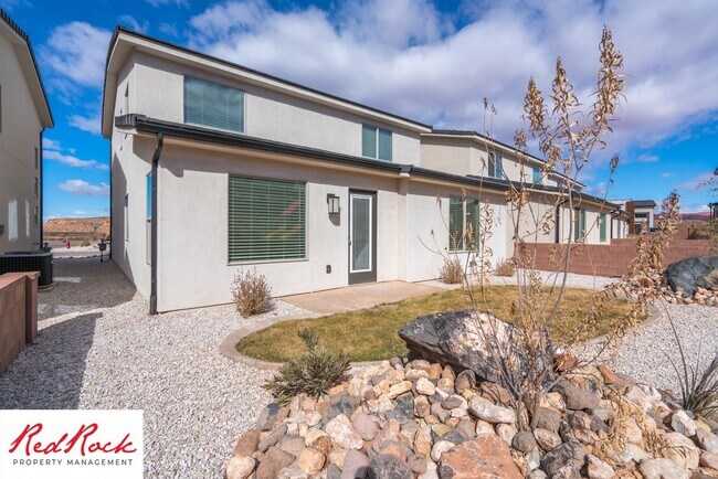 Building Photo - Spacious 4 Bedroom Home Near Hiking Trails