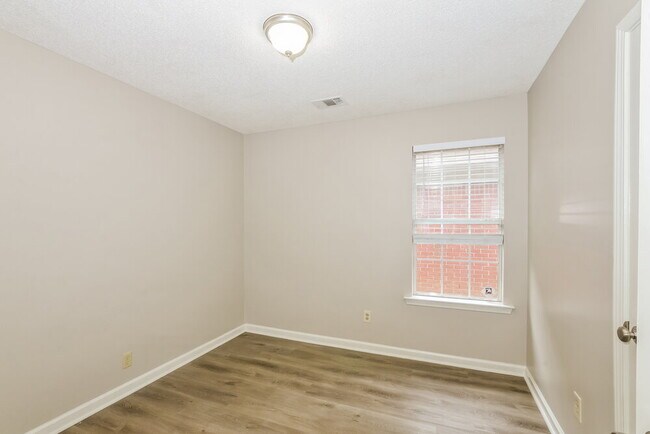 Building Photo - 7558 Fox Hunt Dr E