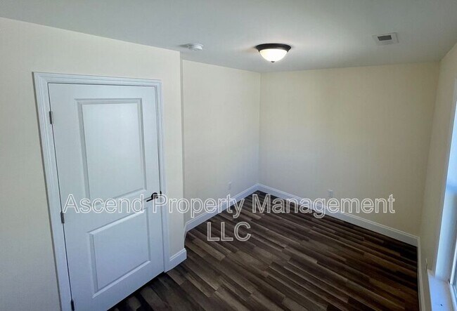 Building Photo - 729 Henderson Ave