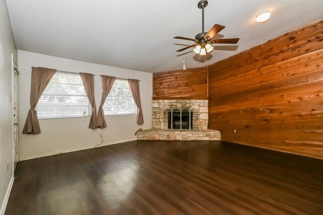 Building Photo - 1002 Country Aire Dr
