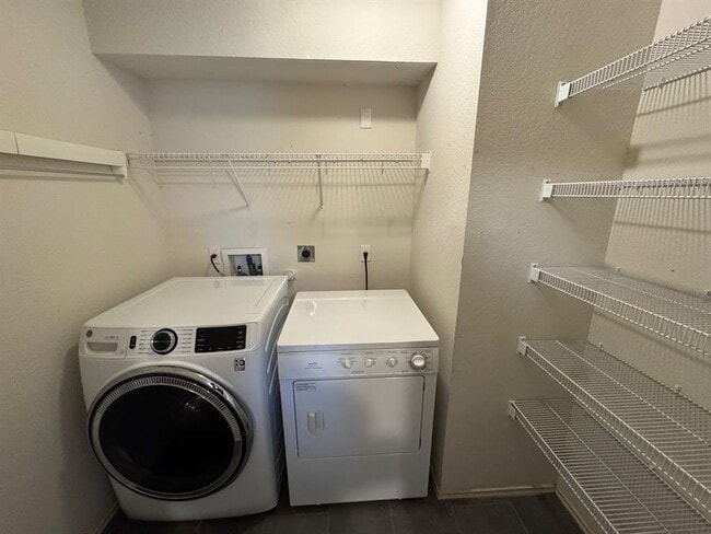 Building Photo - 5733 Hartson