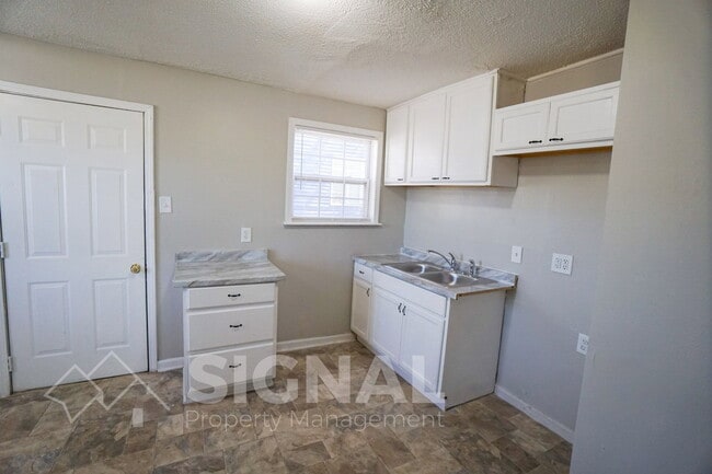 Building Photo - 581 Seminole Cir