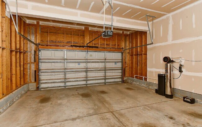 Building Photo - Beautiful 3,409 sqft 5-bedroom 3-bath Exec...