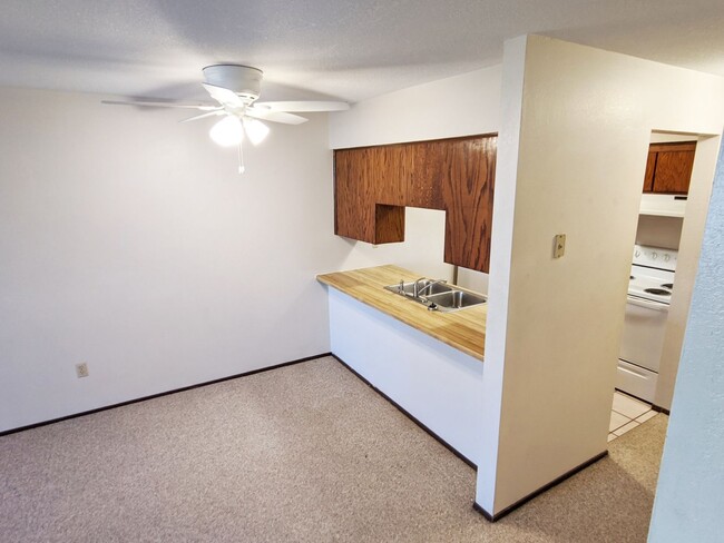 Building Photo - 1 Bedroom Apartment in Lonsdale