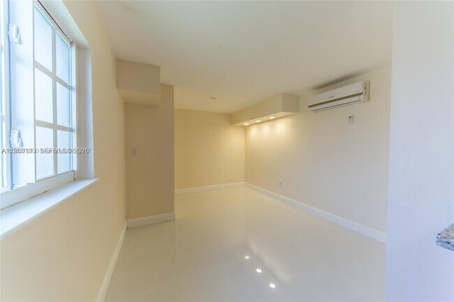 Building Photo - 1748 NE 180th St