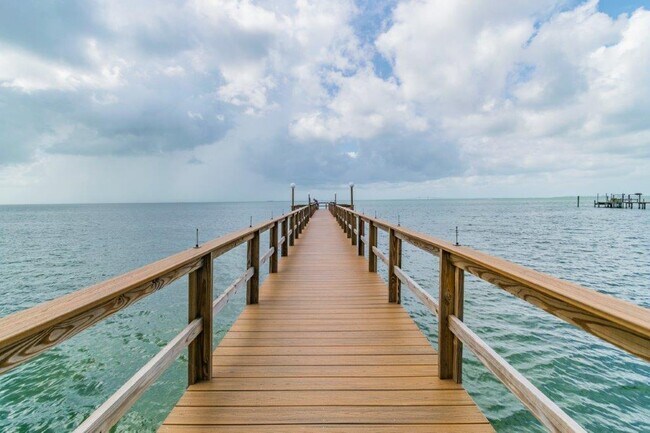 Building Photo - 650 Pinellas Point Dr S