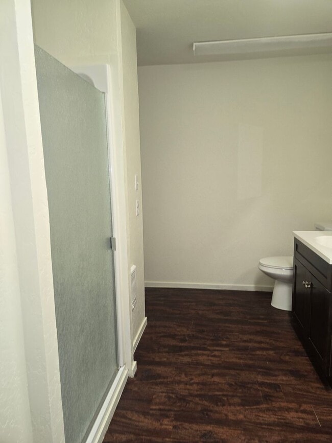 Building Photo - Cute 2 Bedroom