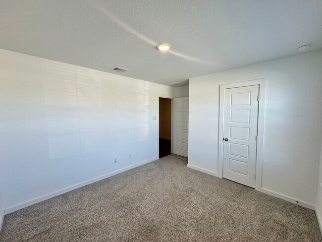 Building Photo - 1102 Rayburn Dr