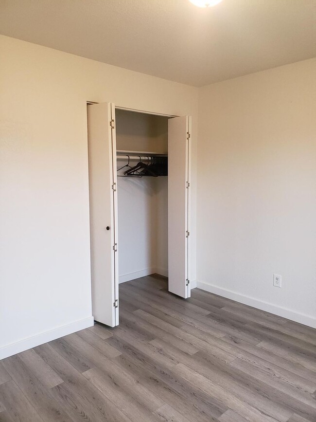 Building Photo - Recently Remodeled 1 Bedroom Apartment