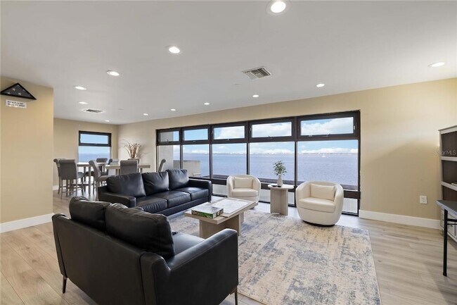 Building Photo - 1500 Park Beach Cir