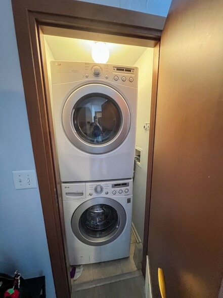 Building Photo - 6421 N Greenview Ave