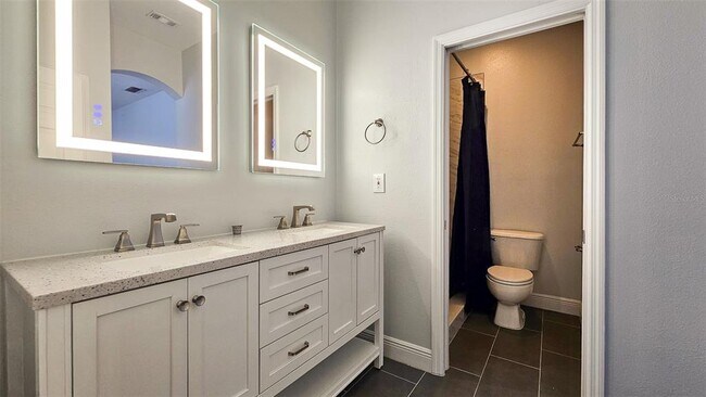 Building Photo - 608 S Matanzas Ave