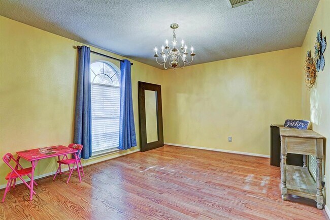 Building Photo - 3911 Spring Garden Dr