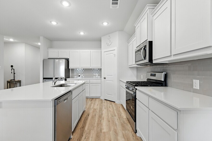 Building Photo - 643 Scarlett St
