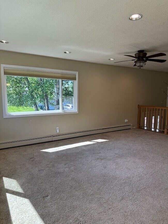 Building Photo - The Perfect Family Home! Large Yard, Deck ...