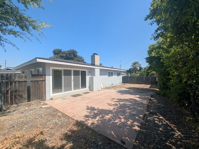 Building Photo - $$$$$$500 MOVE IN BONUS!!!!Freshly Remodel...