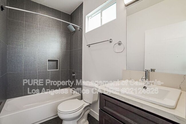 Building Photo - 1344 N Kenmore Ave