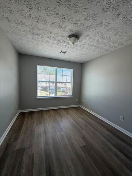 Secondary bedroom - 753 Georgetown Ct