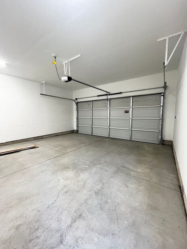 Building Photo - 626 E Krall St