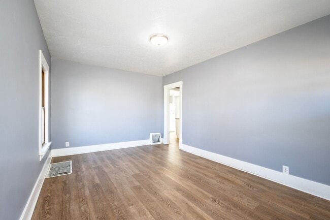 Building Photo - Updated 2 Bed/1 Bath Home with Spacious Detached Garage.